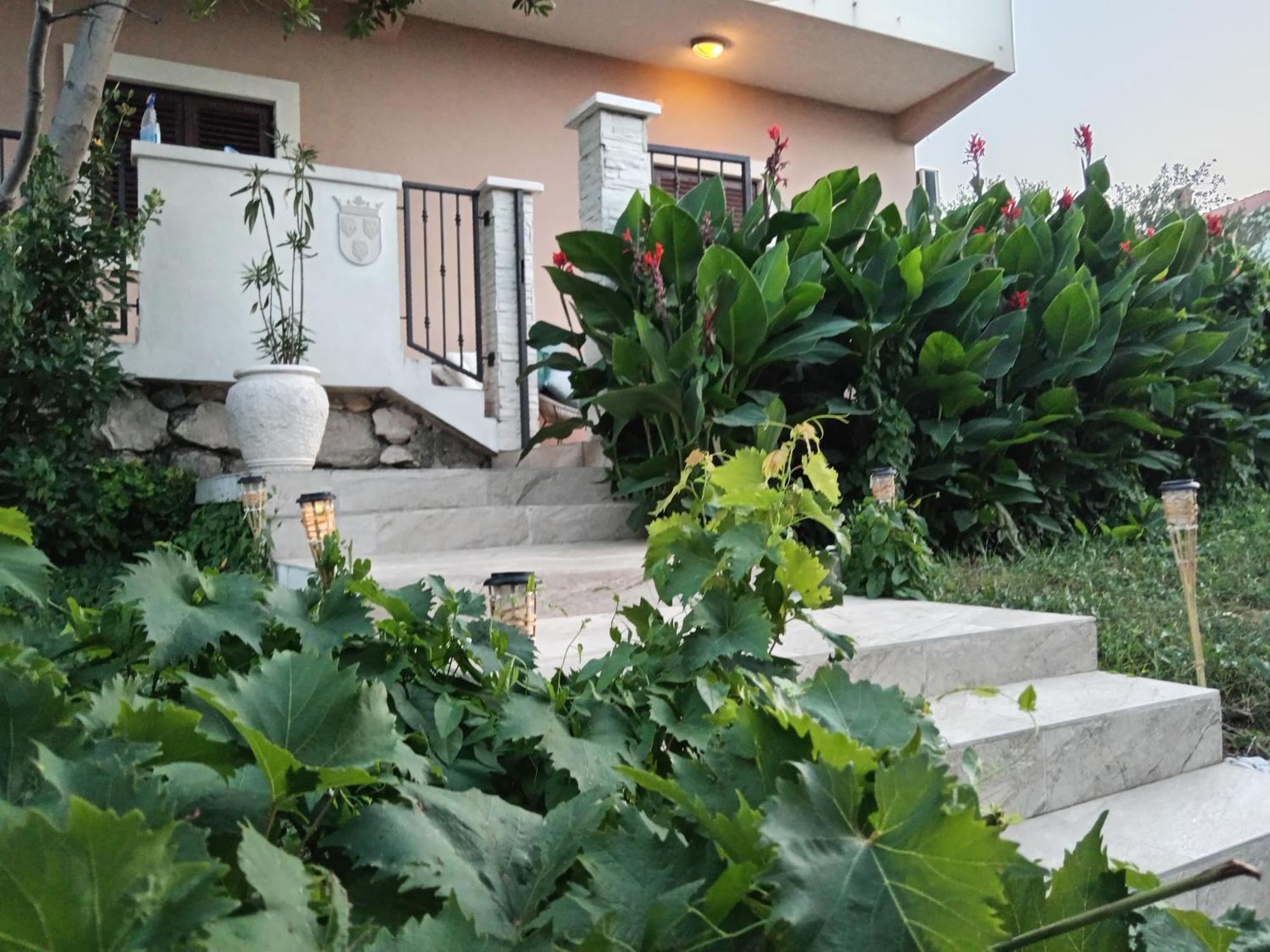 Seaview Holiday Apartments, Ventura Nin Exteriör bild